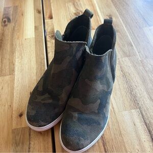 Blondo Camo Waterproof Suede Slip-On Sneakers Ankle Booties size 7